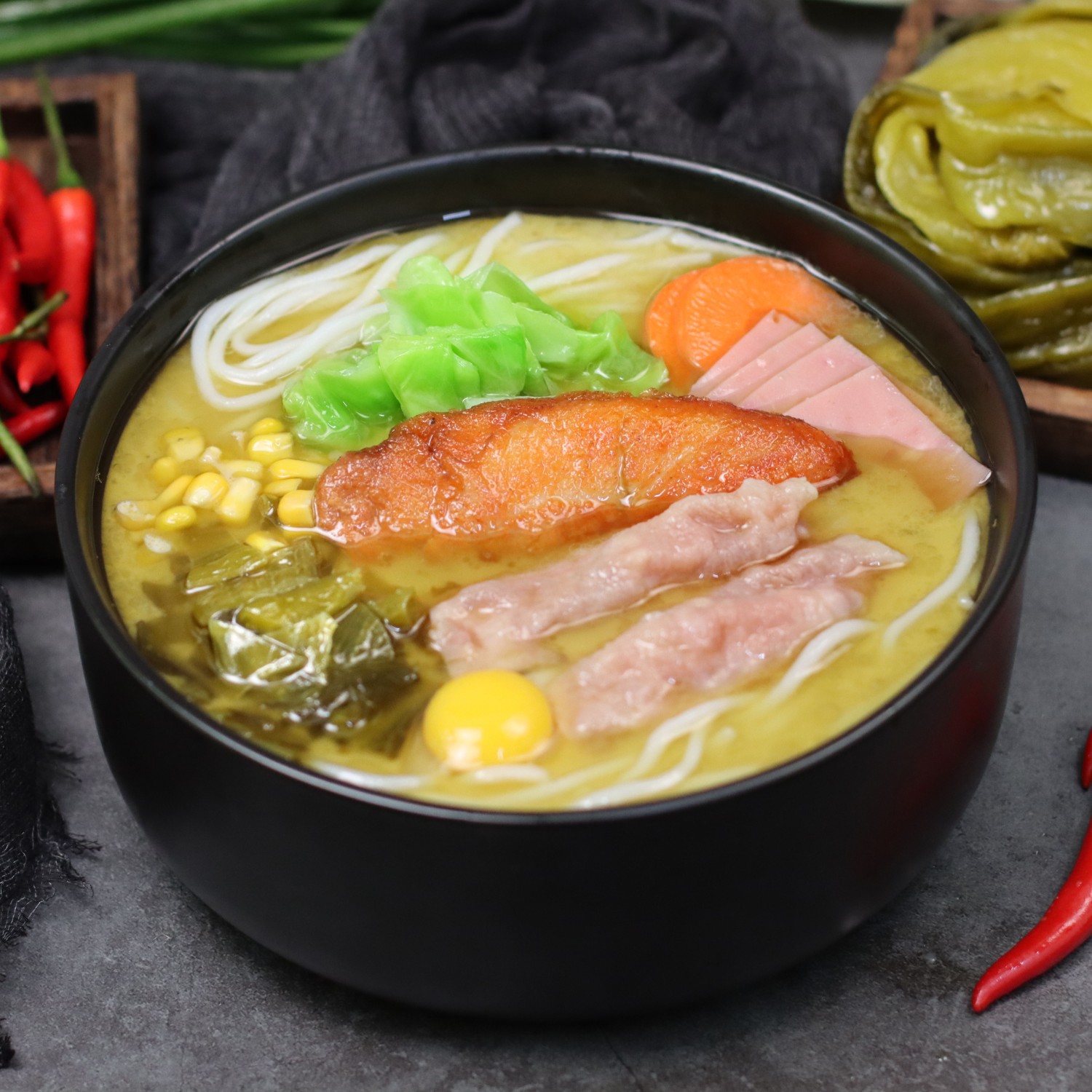 狀元米線(xiàn)招商加盟火熱進(jìn)行中，30平方米起可立店，簡(jiǎn)單好操作，歡迎隨時(shí)來(lái)總部考察，全國合作熱線(xiàn)：400-967-2208
