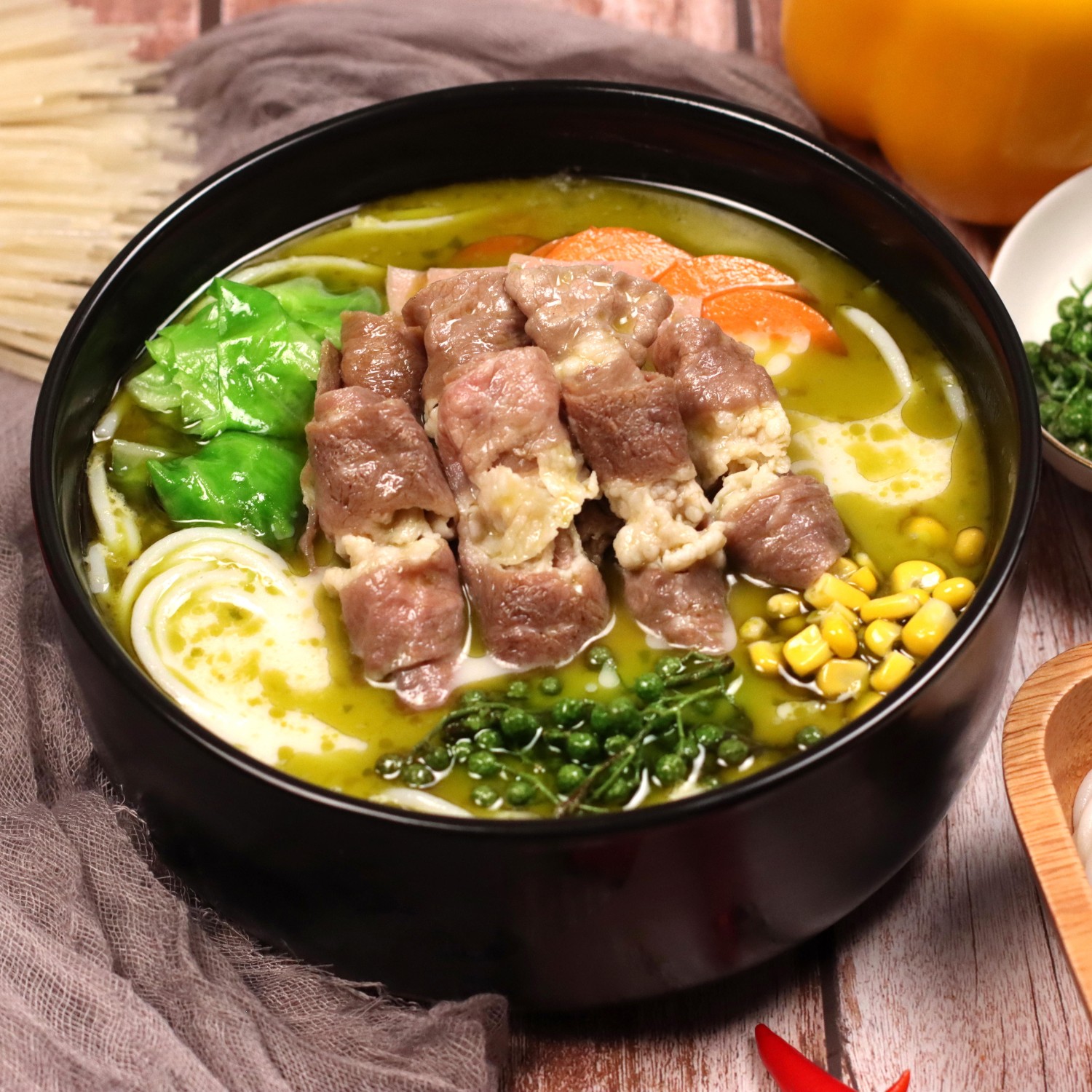 推薦一個(gè)不錯的項目，狀元米線(xiàn)堂食加外賣(mài)雙模式，做生意跟著(zhù)大品牌，運營(yíng)經(jīng)驗豐富，全國合作熱線(xiàn)：400-967-2208